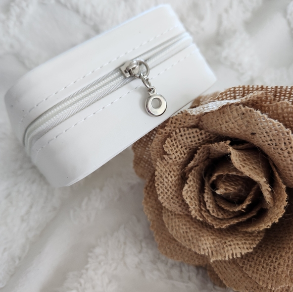 NWT White Travel Jewelery Case with Zipper Closure. Slots for rings and sections - Picture 5 of 6